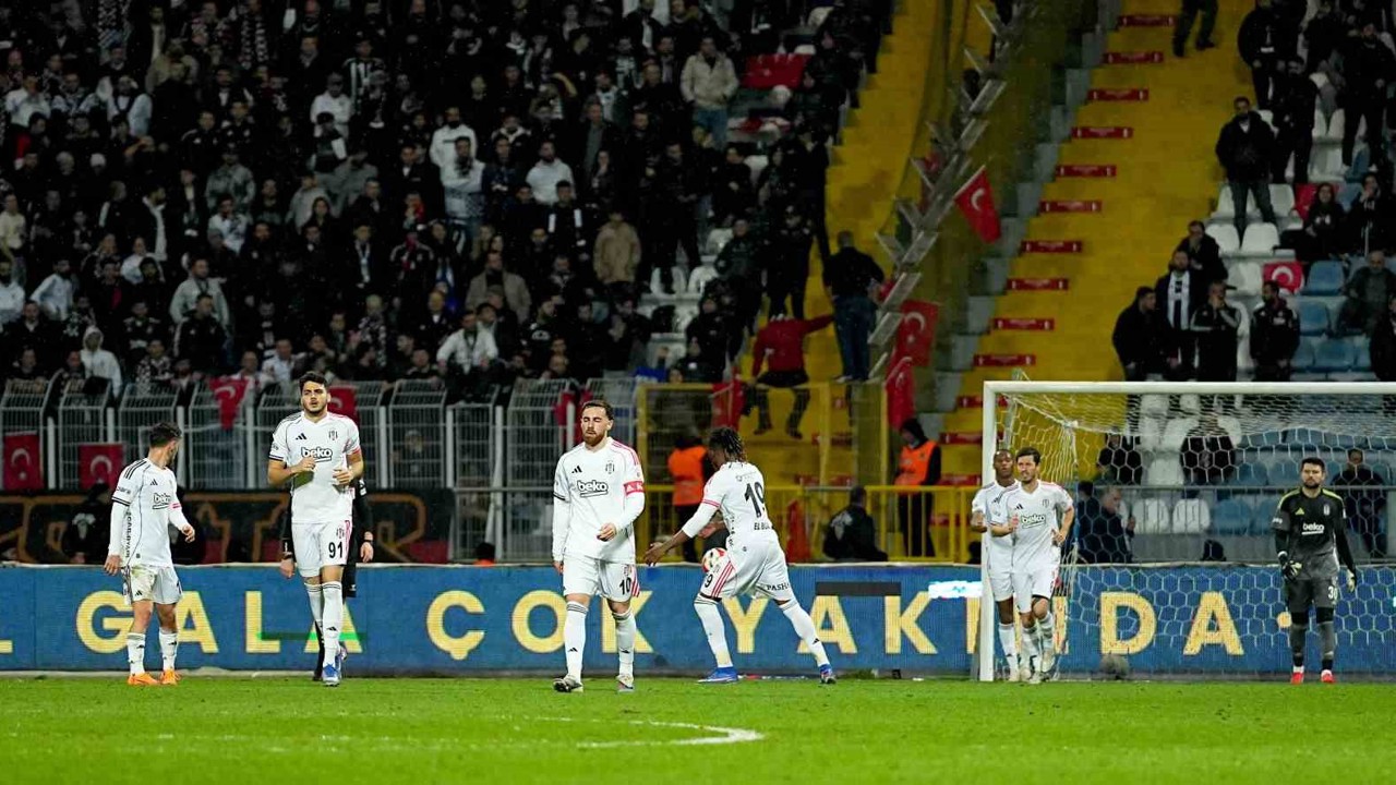 Beşiktaş taraftarı yönetimi istifaya davet etti
