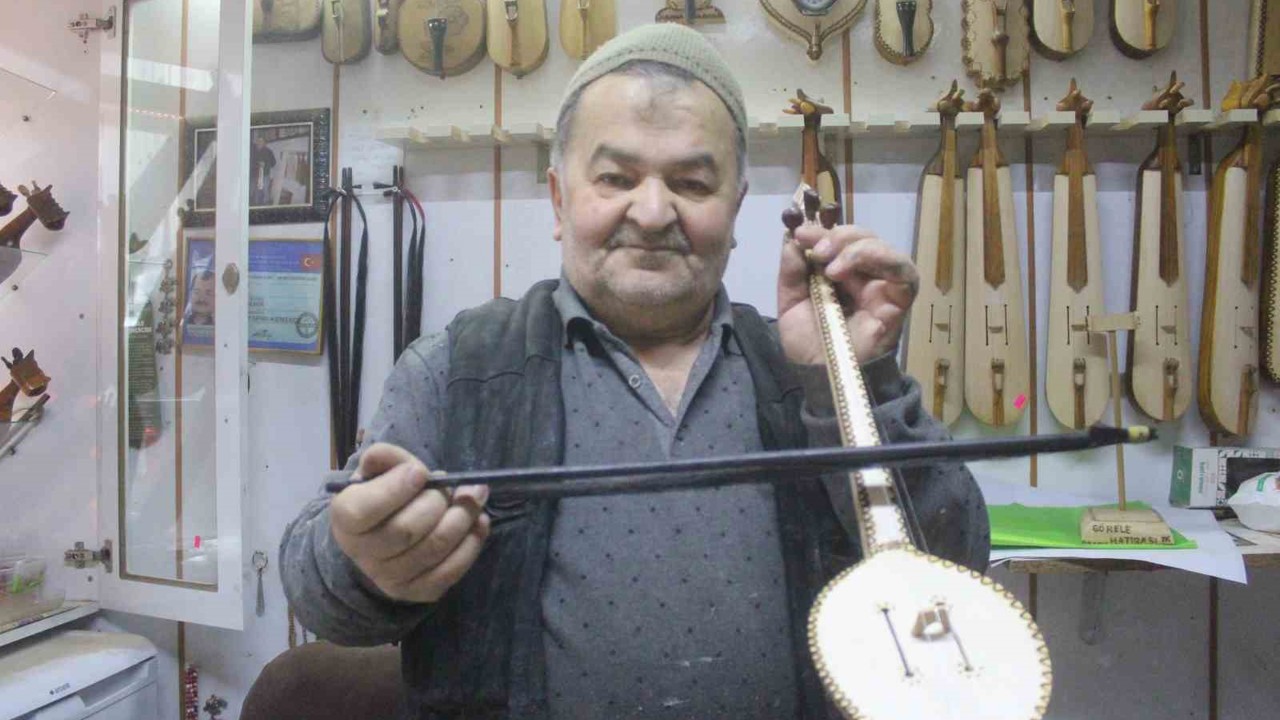 Yaptığı sıra dışı ve dekoratif kemençelerle ilgi çekiyor
