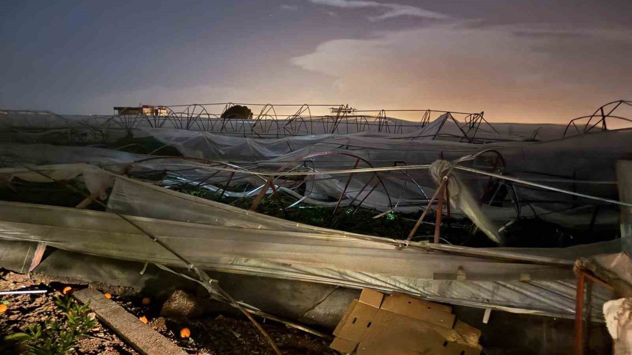 Antalya’da hortum seralara zarar verdi
