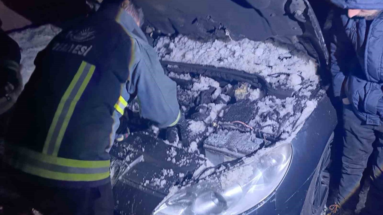 Seyir halindeyken yanan aracın motoruna karla müdahale
