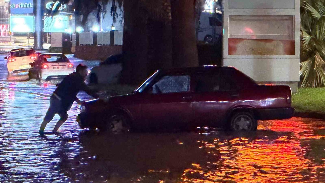 Kuşadası’nda sağanak yağış yolları göle çevirdi
