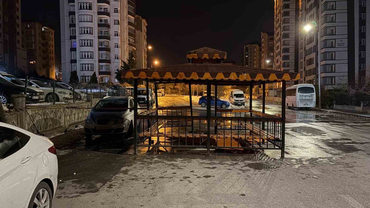 Şiddetli rüzgar, söktüğü kamelyayı bozmadan yola kondurdu
