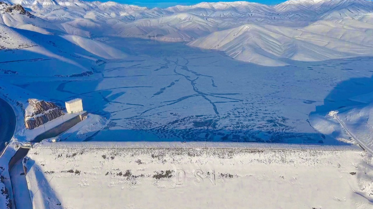 Dilimli Barajı buzla kaplandı
