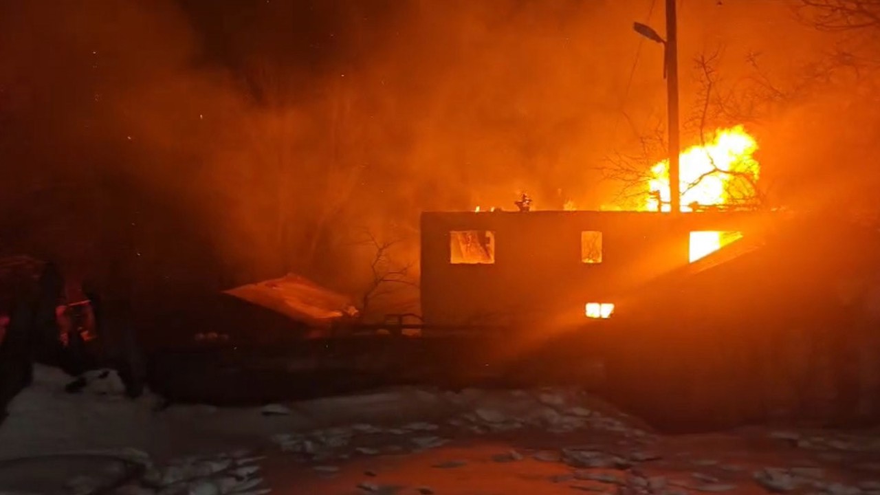 Muhtara ait iki katlı ev alevlere teslim oldu
