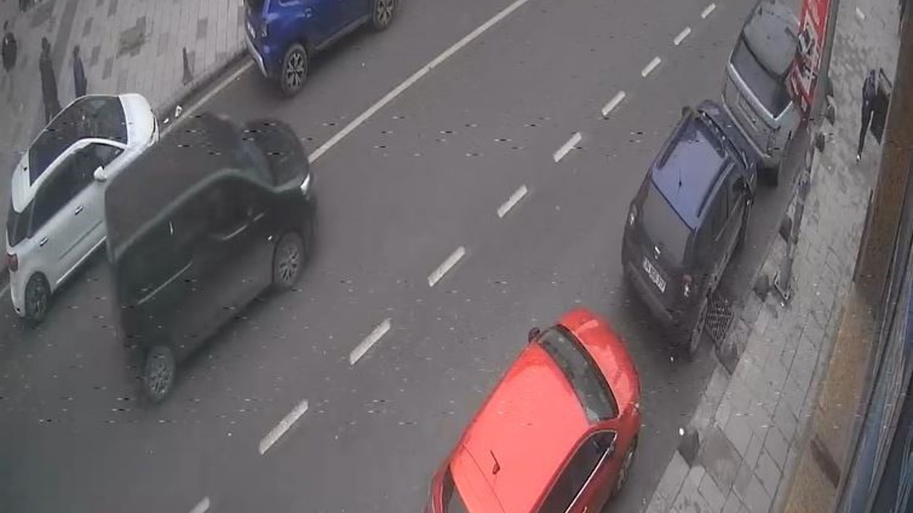 Ön kaldıran motosikletli park halindeki araca çarptı
