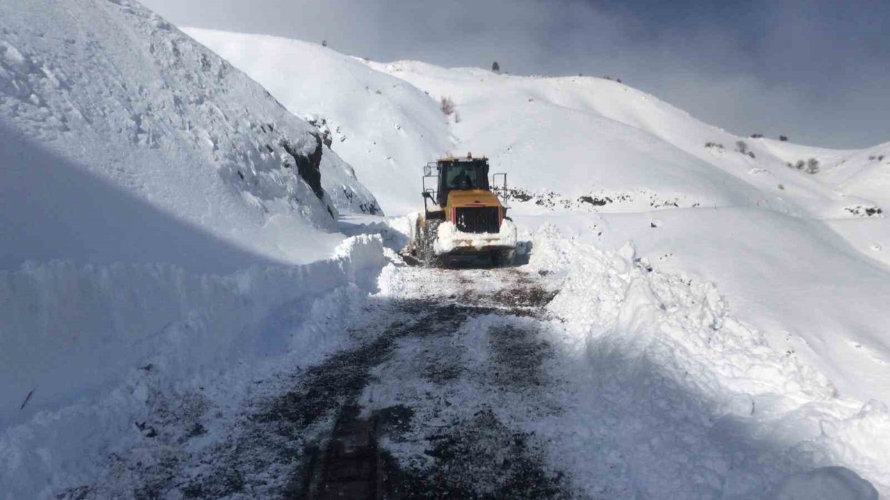 Kar ve tipi Doğu’yu etkiledi, ekipler yolları açıyor

