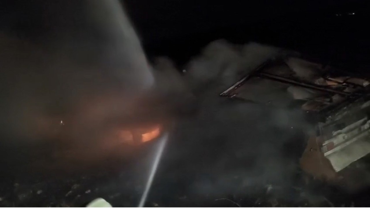 Mardin’de şarampole devrilen tırda çıkan yangın söndürüldü
