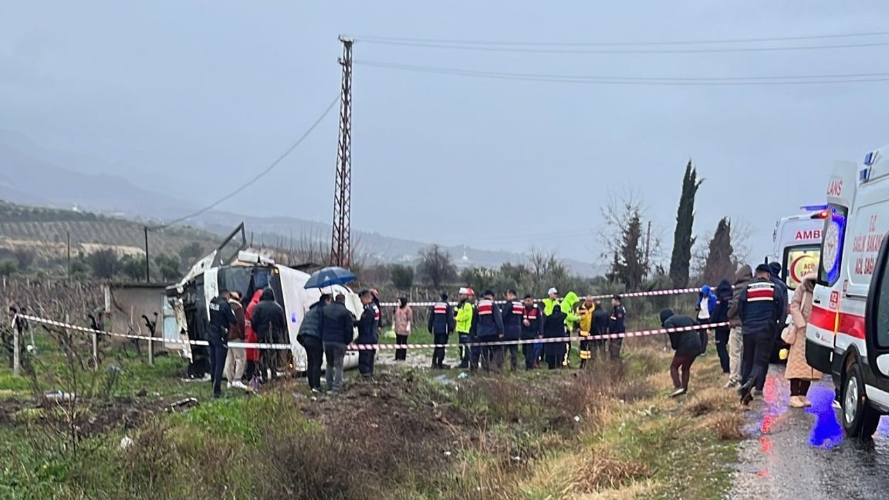 Memurları taşıyan servis kazasında acı haber geldi
