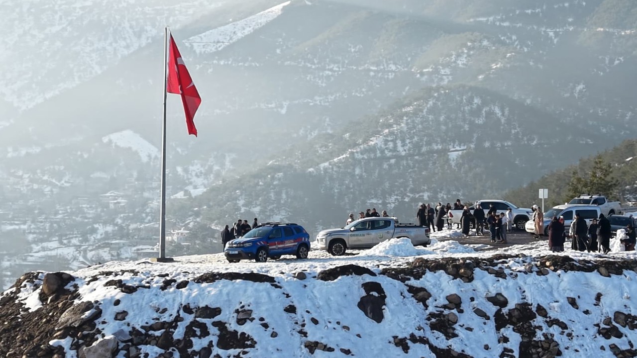 Hatay’ın zirvesinde gururlandıran bayrak değişimi
