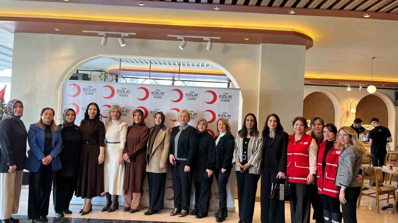 Kars Kızılay’dan sevgi evlerinde kalan çocuklara çikolata etkinliği
