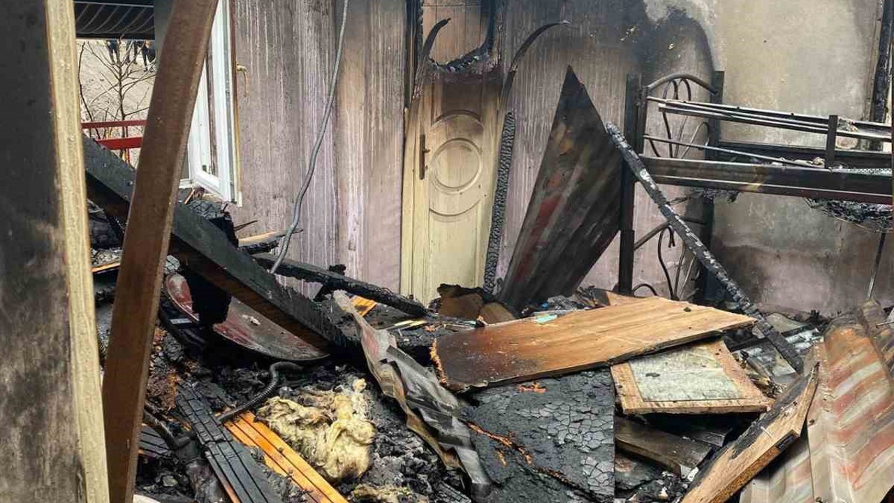 Alevlere teslim olan ev kullanılmaz hale geldi
