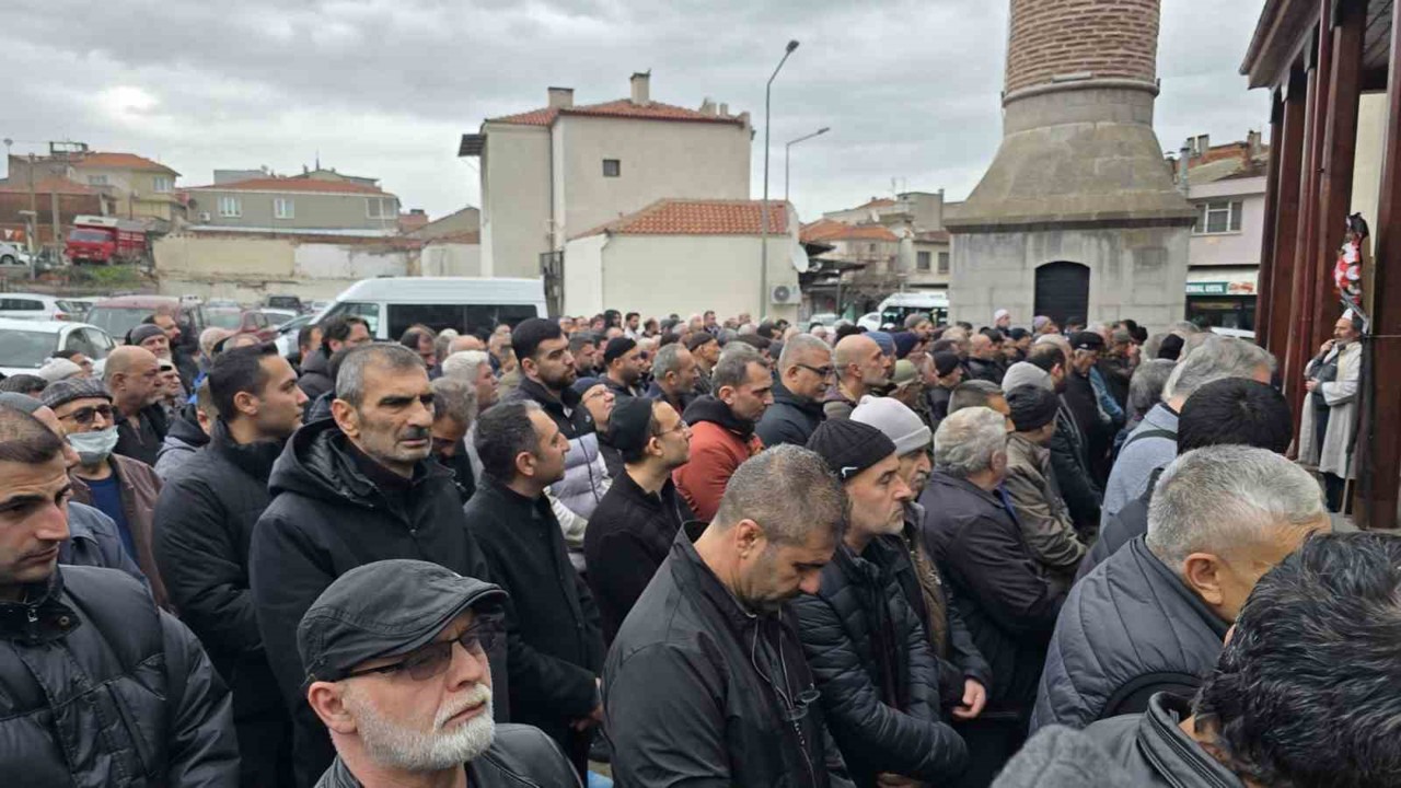 Kırkağaç’ın tarihi çınarı 112 yaşında hayatını kaybetti
