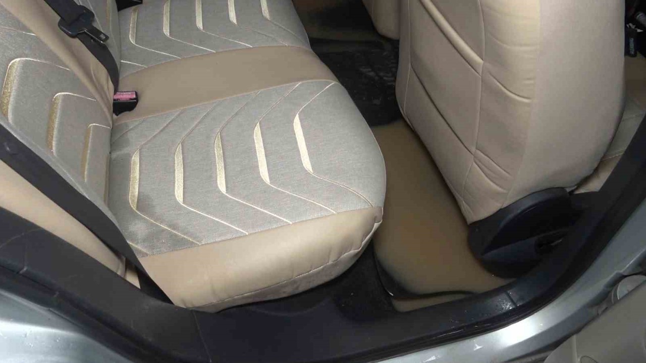 Taşan dere nedeniyle sitenin bahçesi ve araçlar su içinde kaldı
