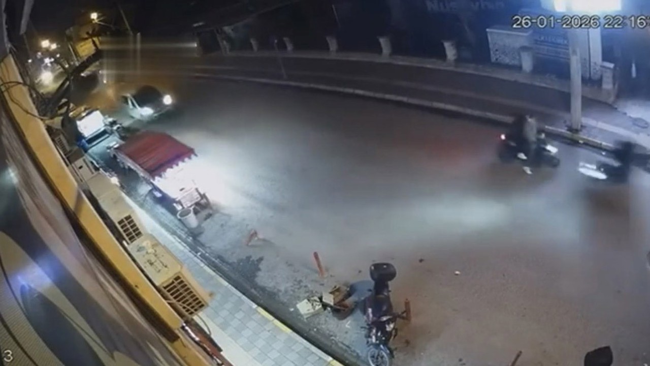 Mardin’de motosikletlerin çarpıştığı kaza güvenlik kamerasına yansıdı
