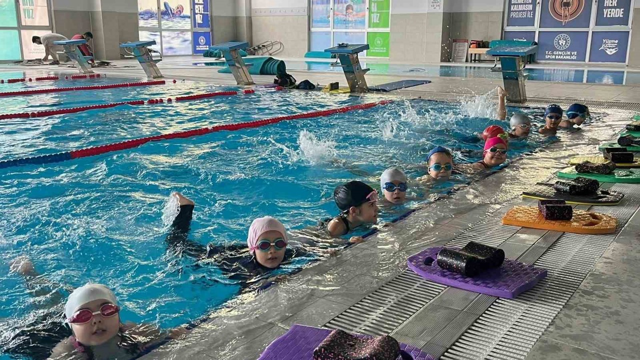 Aydınlı çocuklar yüzme öğrenip, tatilin tadını çıkarıyor
