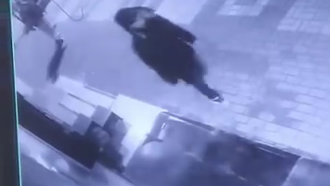 Otomobillerin aynalarını kırıp camlarını yumrukladılar, hiçbir şey olmamış gibi gittiler
