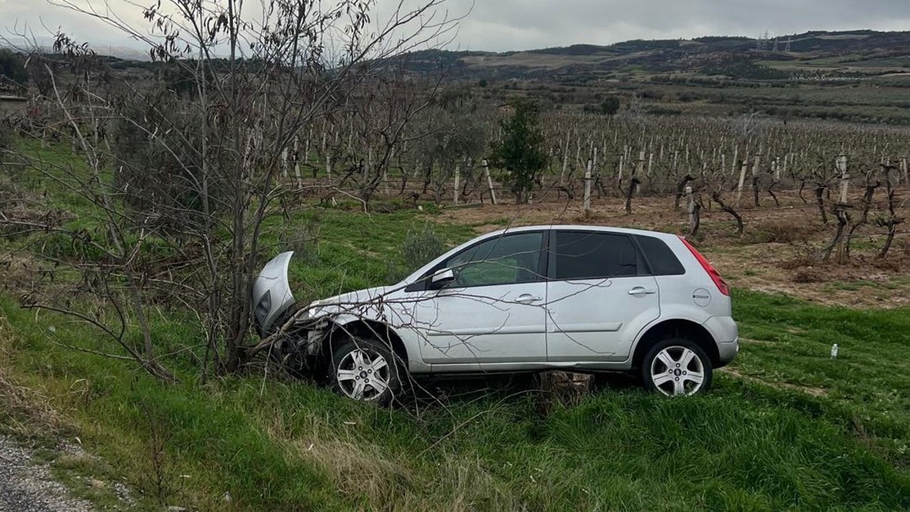 Buldan’da aynı yolda ikinci kaza, otomobil üzüm bağına uçtu
