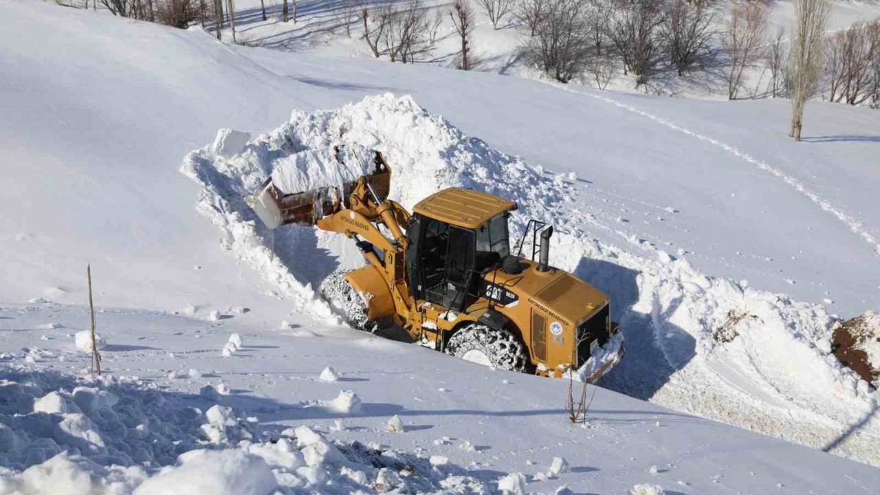 Battalgazi Belediyesi kırsalda kapalı yolları açtı
