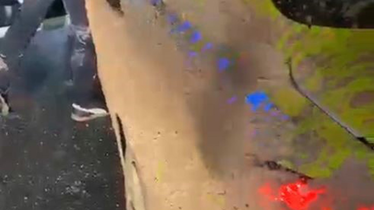 Çamura sapladıkları taksi sürücüsünü darp edip kaçtılar
