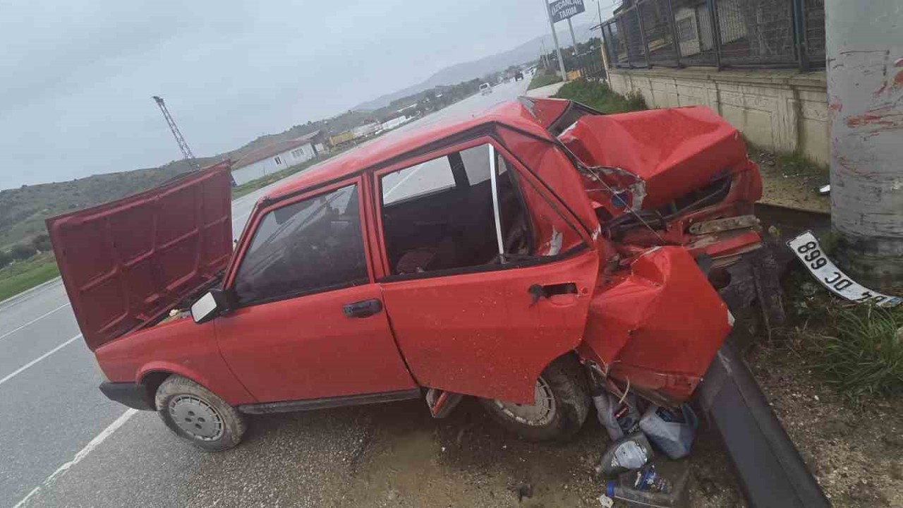 İzmir’de otomobil kontrolden çıktı: 2 yaralı
