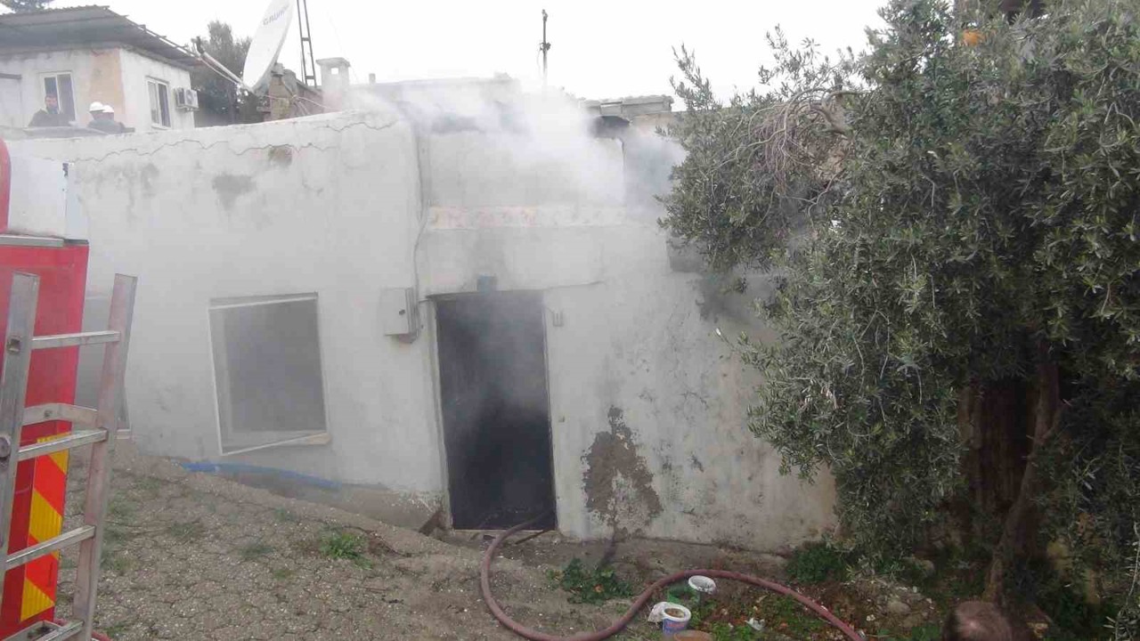 Mersin’de ev yangını: Bir ev kullanılamaz hale geldi
