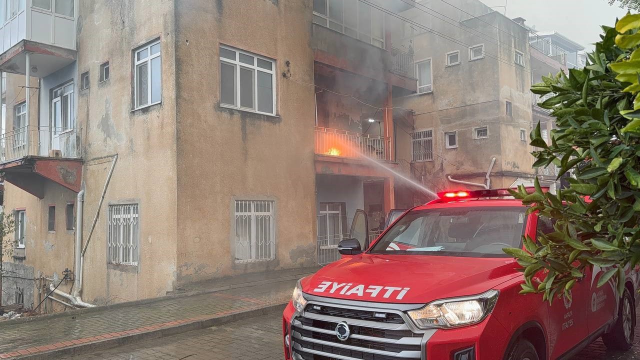 Gazipaşa’da üç katlı evin ikinci katında yangın çıktı

