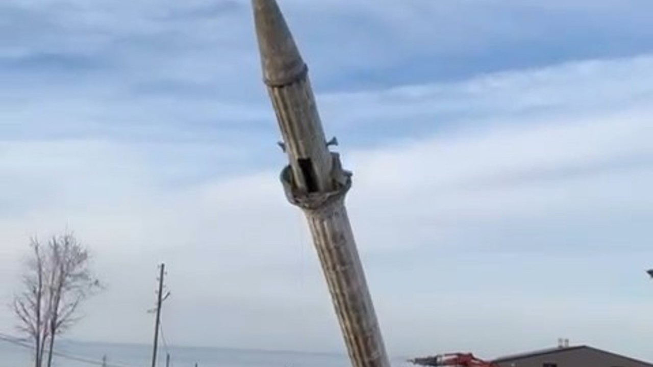 Yenisi yapılınca eski caminin minaresi kontrollü bir şekilde yıkıldı
