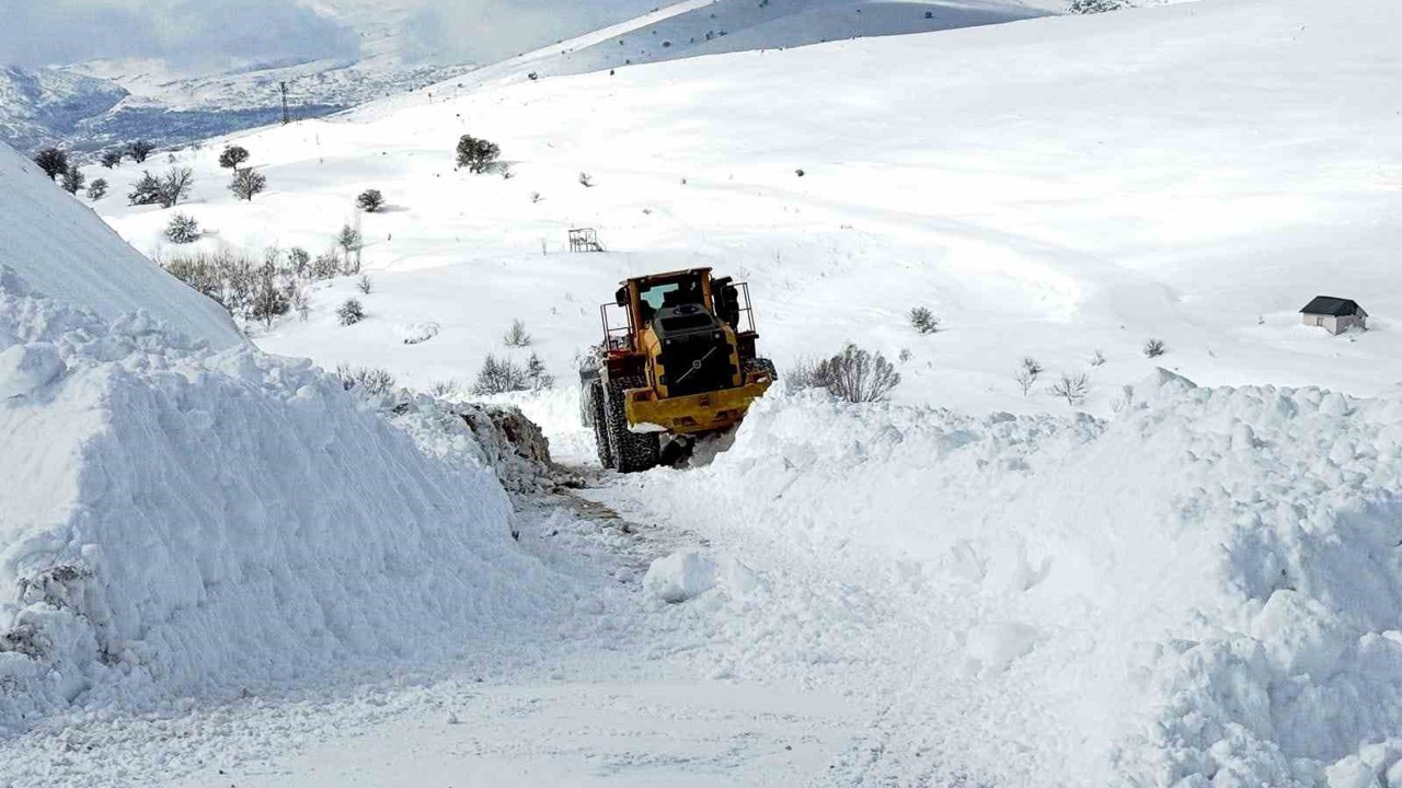 Çemişgezek’te karla mücadele: Köylünün sevinci kameraya yansıdı
