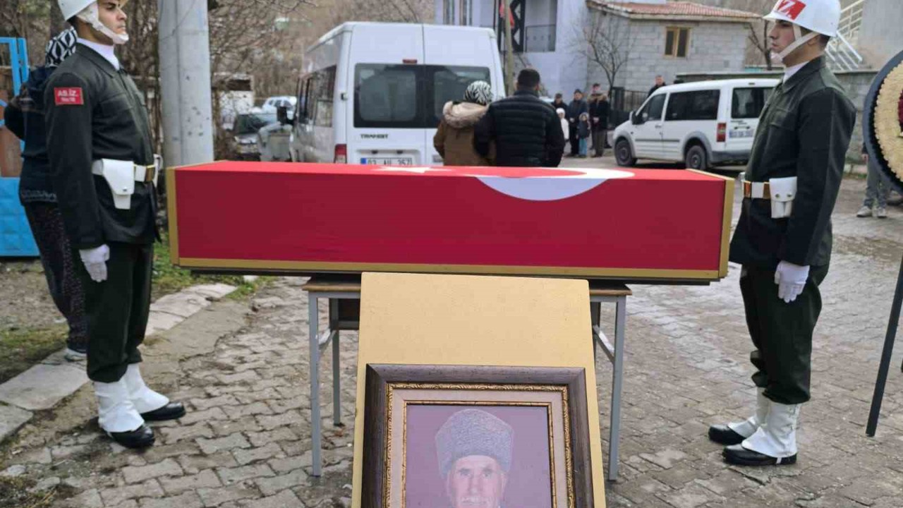 Vefat eden Kıbrıs gazisi askeri törenle toprağa verildi
