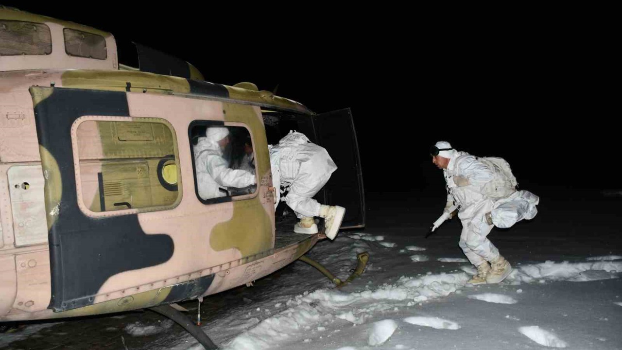 Mehmetçiğin karlı arazide gece eğitimi
