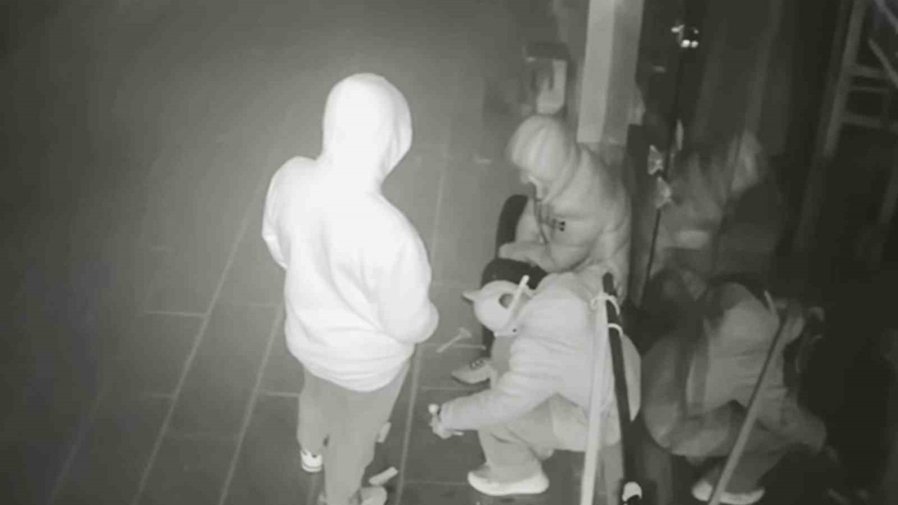 Önce sigara içtiler, sonra sakin sakin dükkanı soydular
