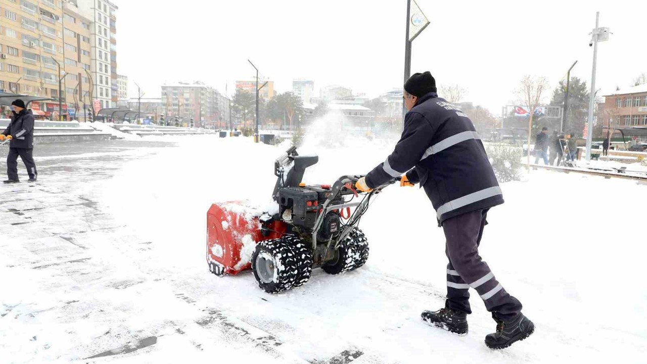 Elazığ’da karla mücadele çalışmaları sürüyor
