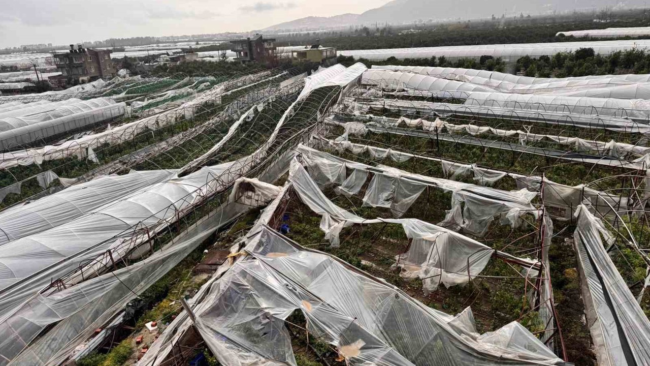 Finike’de hortumun verdiği hasar gündüz ortaya çıktı
