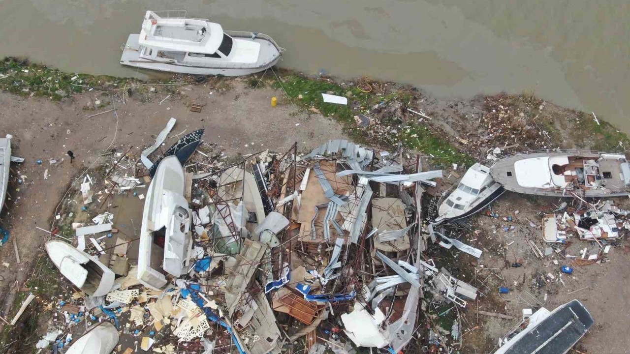 Aksu’da sel ve hortum felaketi: Milyonluk tekneler parçalandı, 700 dönüm alanda seralar sular altında kaldı
