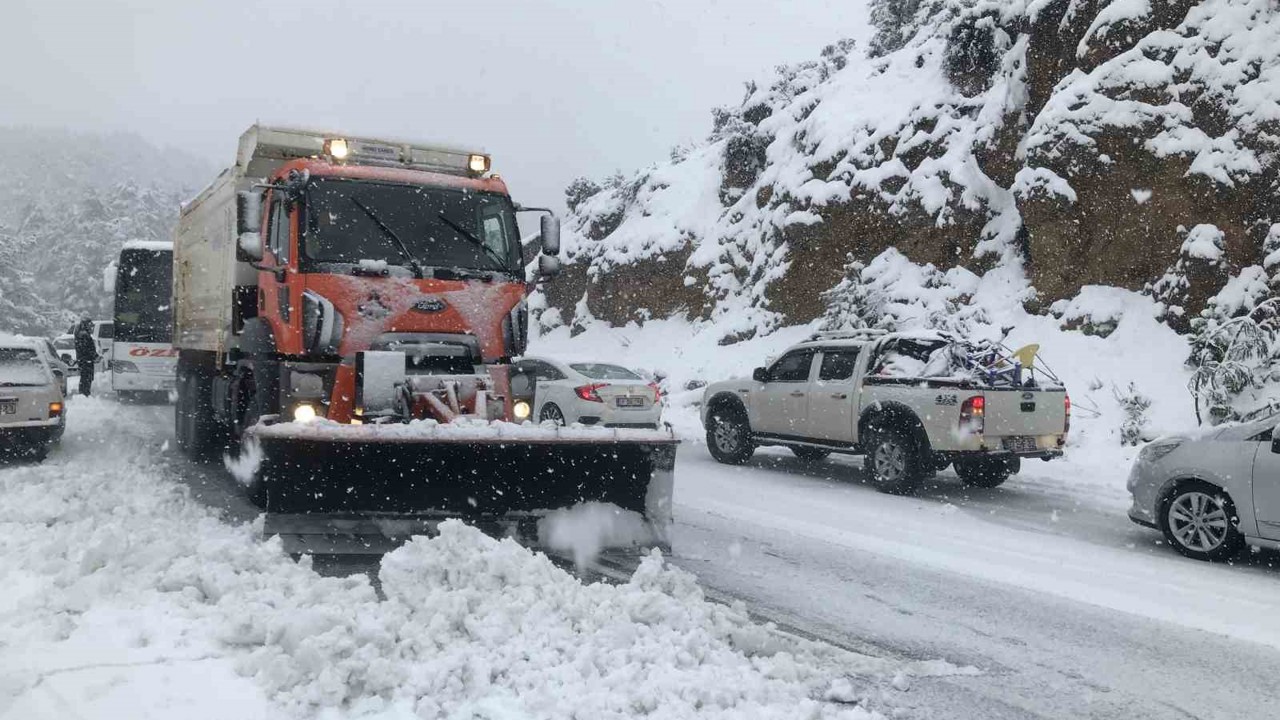 Antalya’da kar yağışı başladı, Alacabel beyaza büründü

