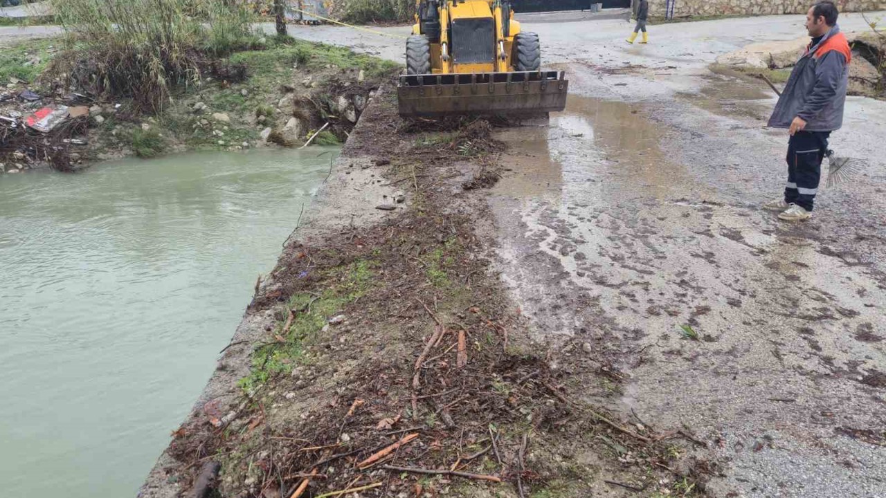 Kemer’de köprüleri tıkayan tomruklar temizlendi
