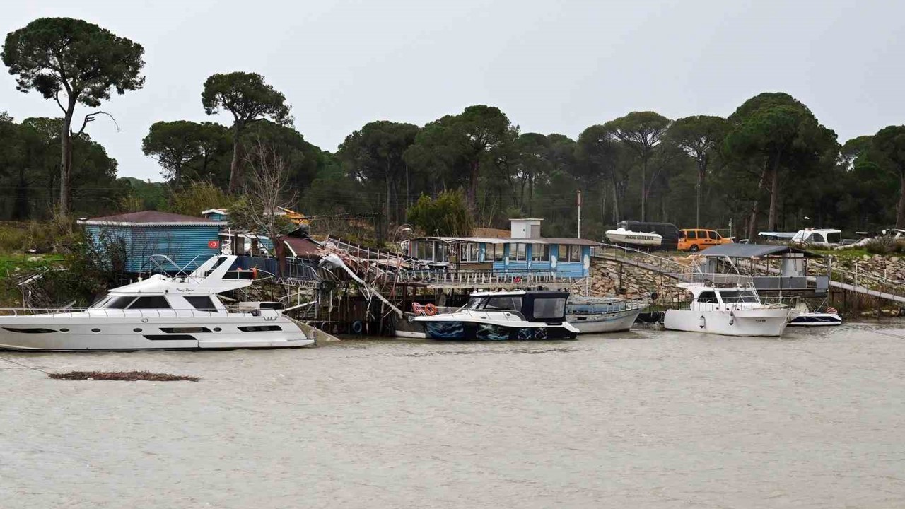 Antalya Valisi Şahin: "Seralar ciddi hasar gördü, bir kişi yaralandı"
