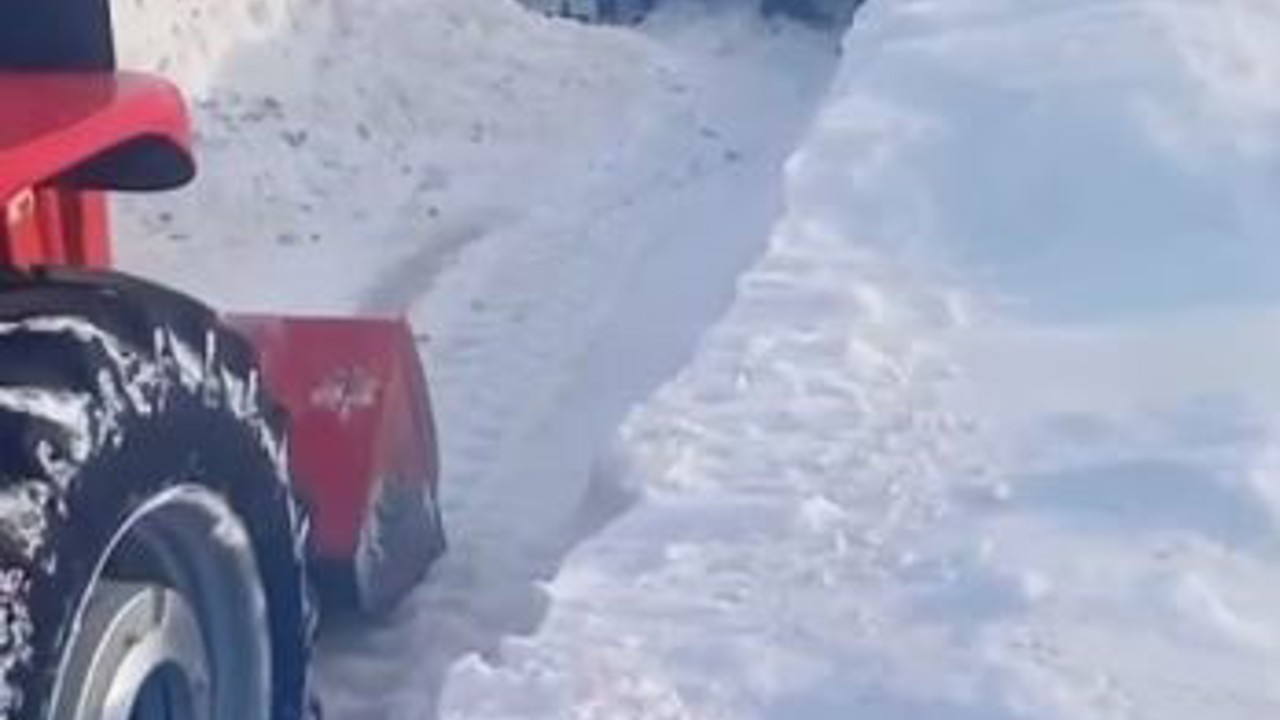 Sivas’ta yolcu midibüsü kara saplandı, mahsur kalanları muhtar kurtardı
