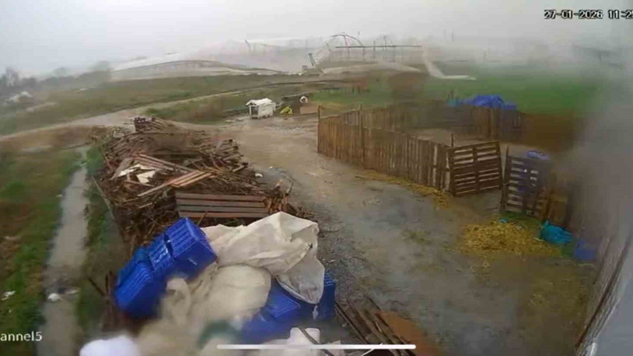 Hortum saniyeler içinde serayı yerle bir etti: O anlar kamerada
