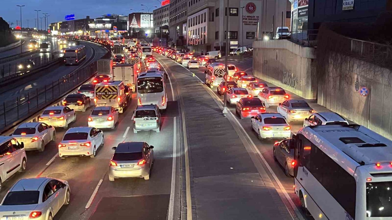 İstanbul’da trafik yoğunluğu yüzde 83’e ulaştı
