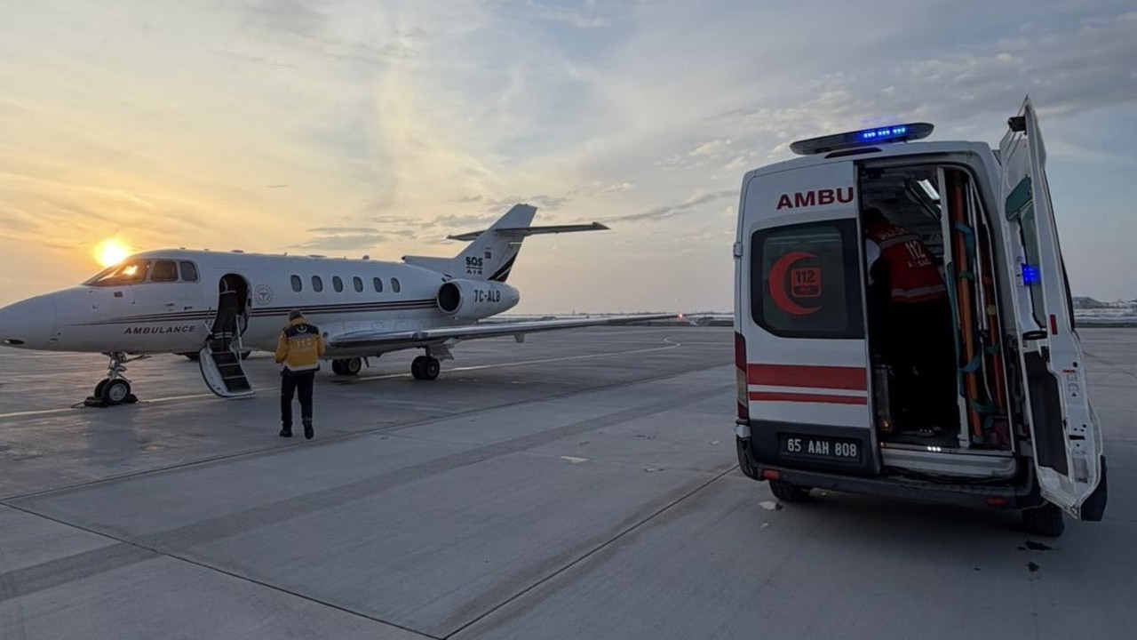Van’da uçak ambulans bebek hastalar için havalandı
