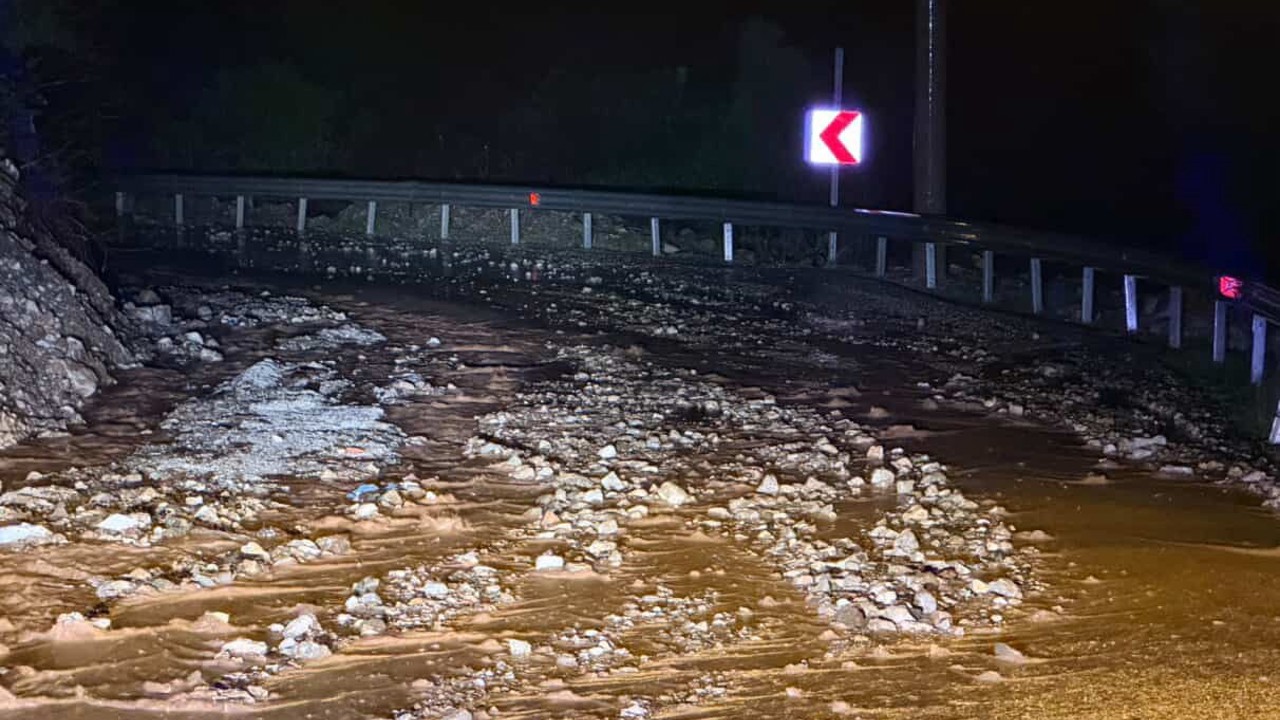 Marmaris’te sağanak yağış etkili oldu, yollar dereye döndü
