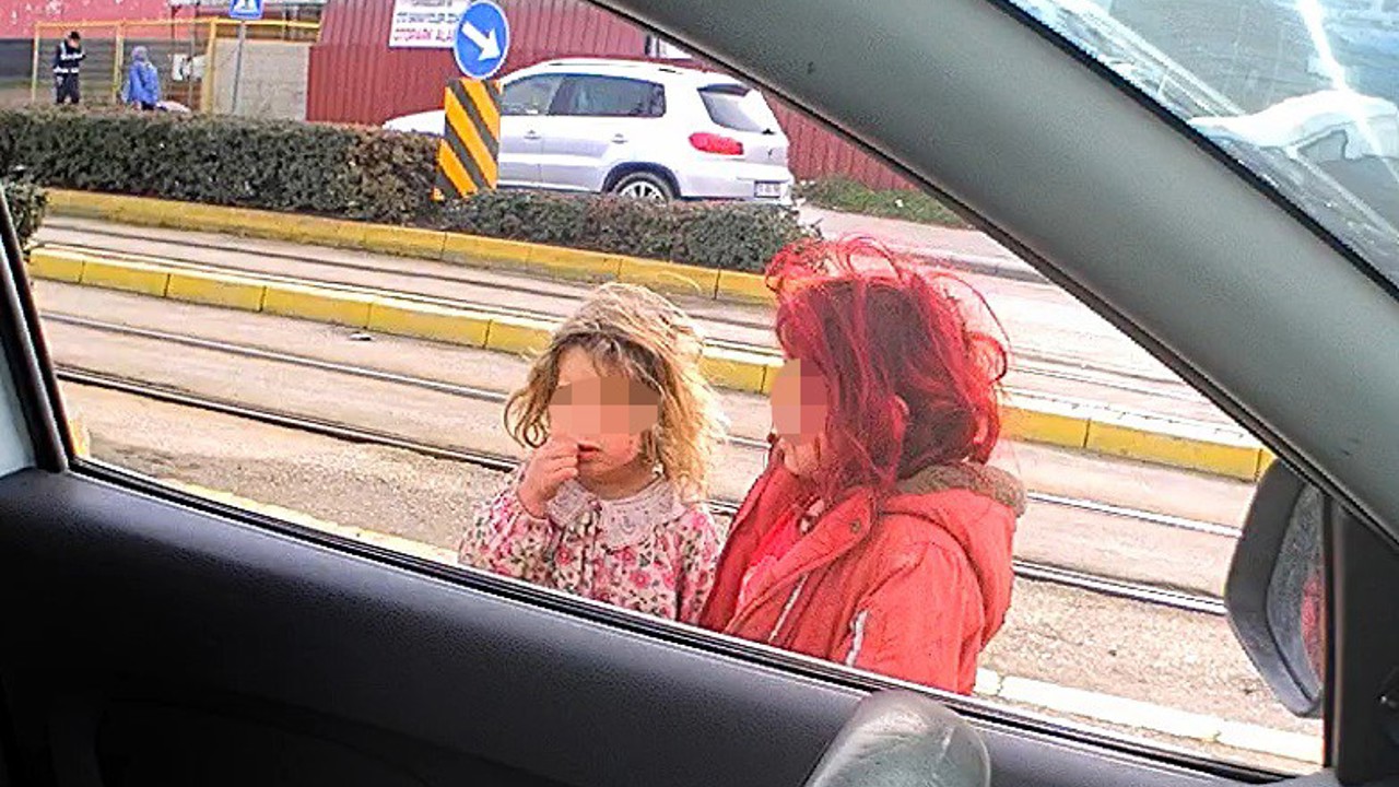 Kışın çıplak bacaklarla dilenen çocukların hali yürek burktu
