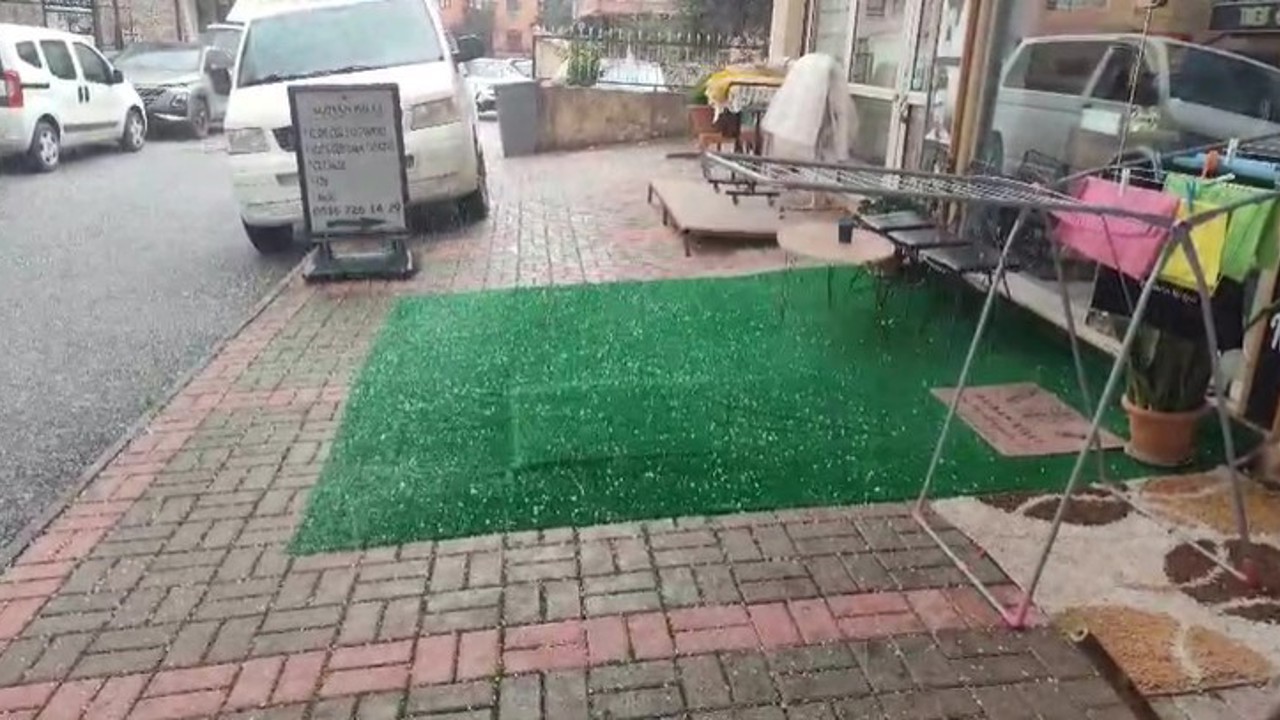 Alanya’da sağanak yağış yerini doluya bıraktı
