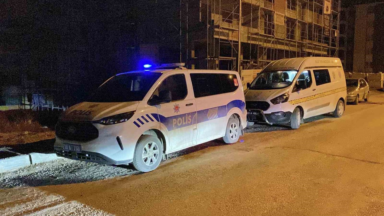 Sokakta rastgele tabancayla ateş eden maganda evin camına zarar verdi
