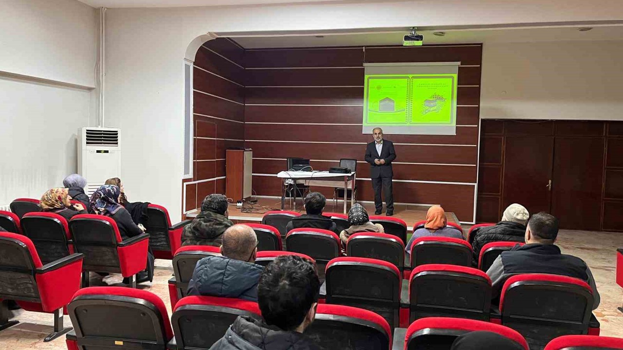 Erzincan’da umreci adaylarına seminer verildi
