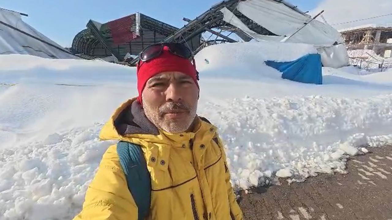 Tokat’ta kapalı halı sahanın çatısı kar yüküne dayanamadı
