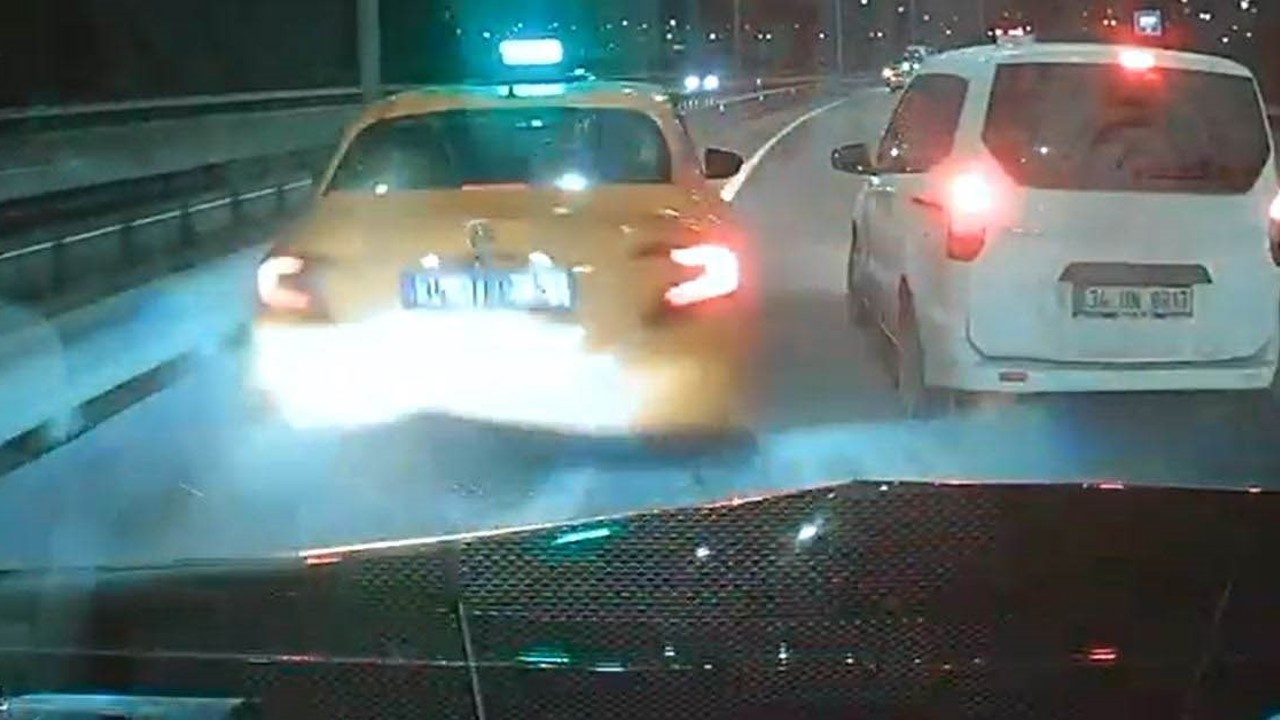 Eyüpsultan’da iki sürücünün inatlaşması zincirleme kaza ile bitti
