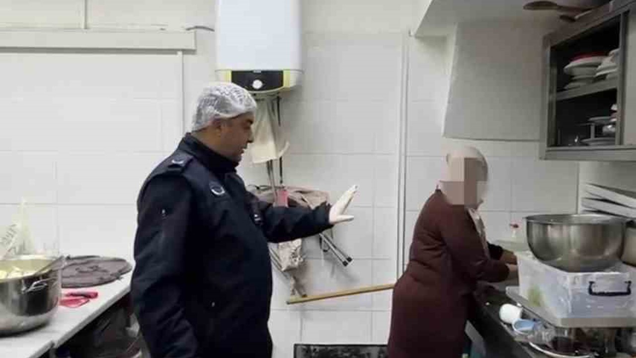 Zabıta denetimi esnasında mutfak tezgahında yıkanan paspas mide bulandırdı
