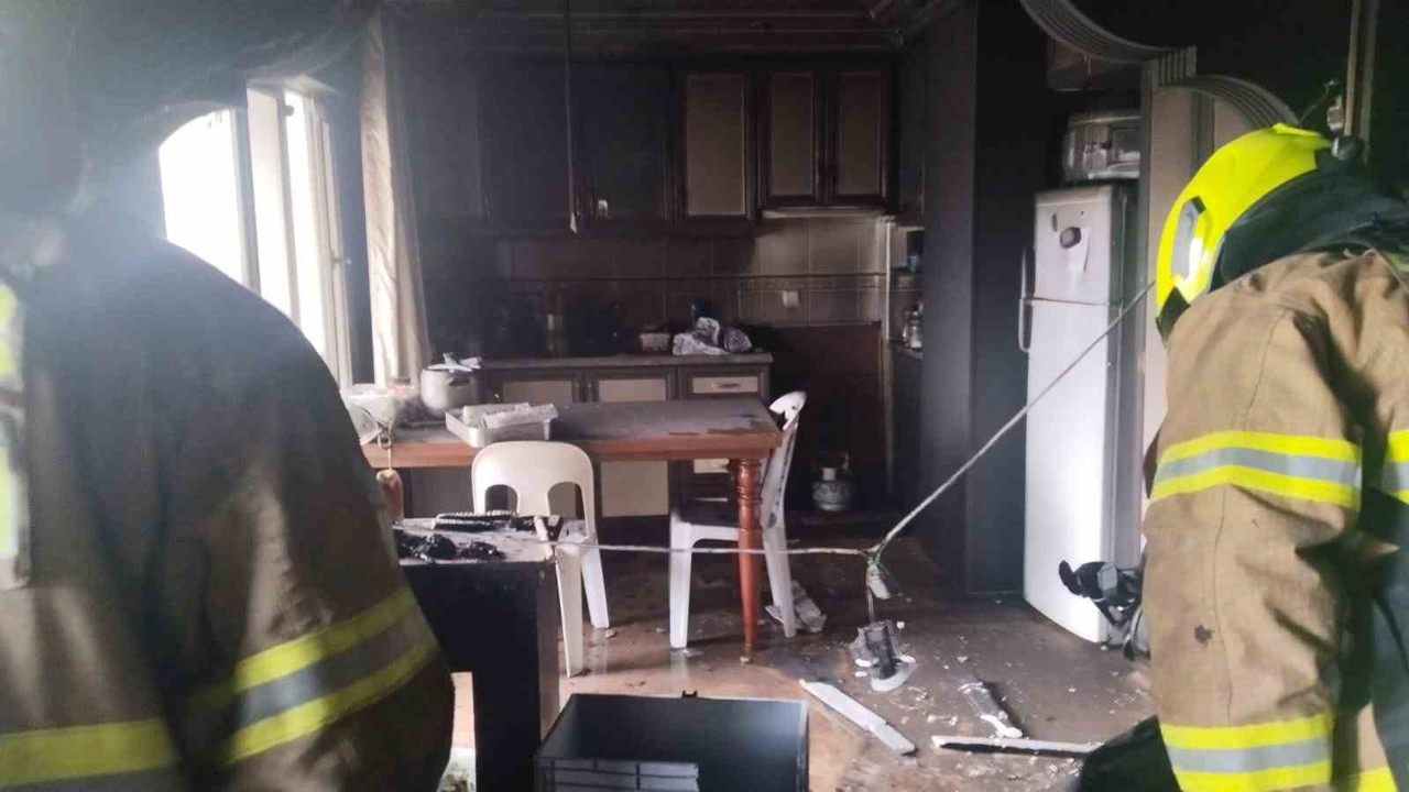 Erdek’te bir apartman dairesi alevlere teslim oldu
